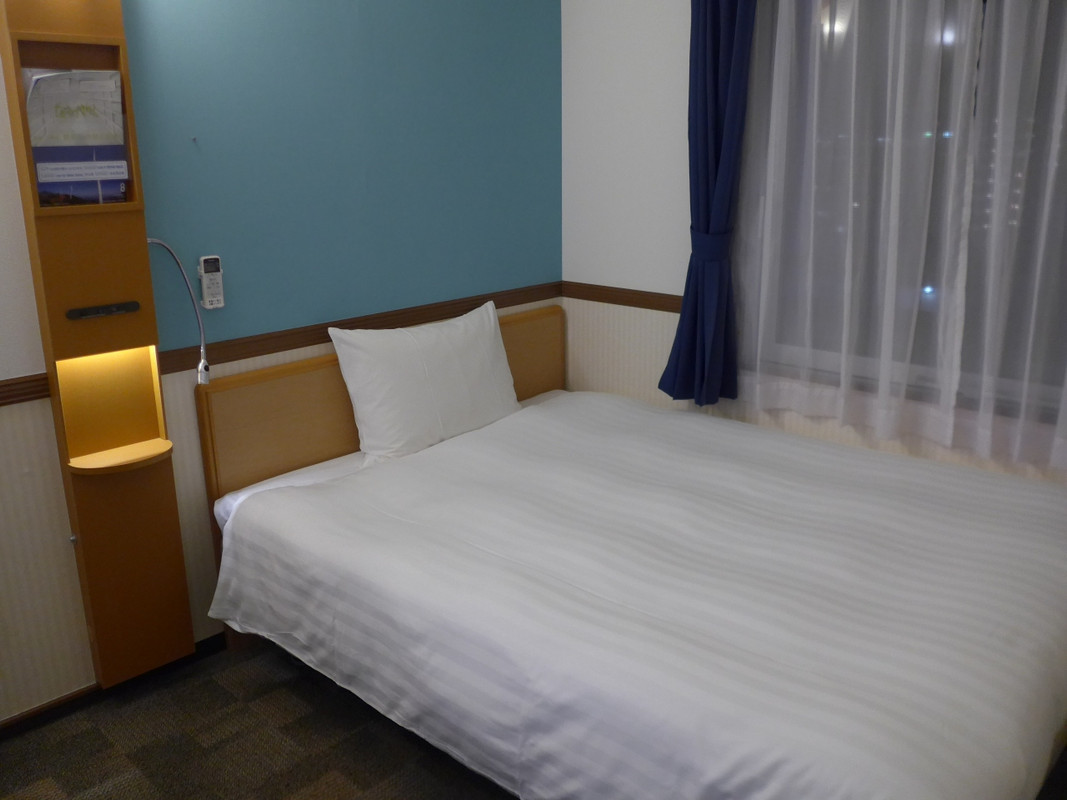 部屋は狭いですがベッドはまずまずの広さがありゆっくり眠れます