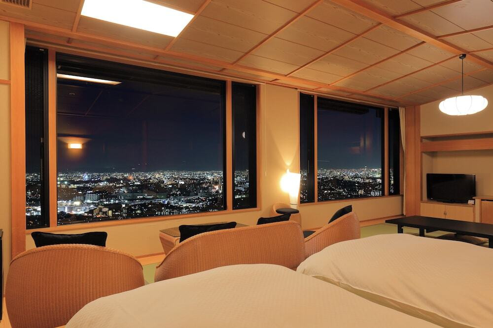 夜景と星空に包まれる露天風呂が魅力3982119