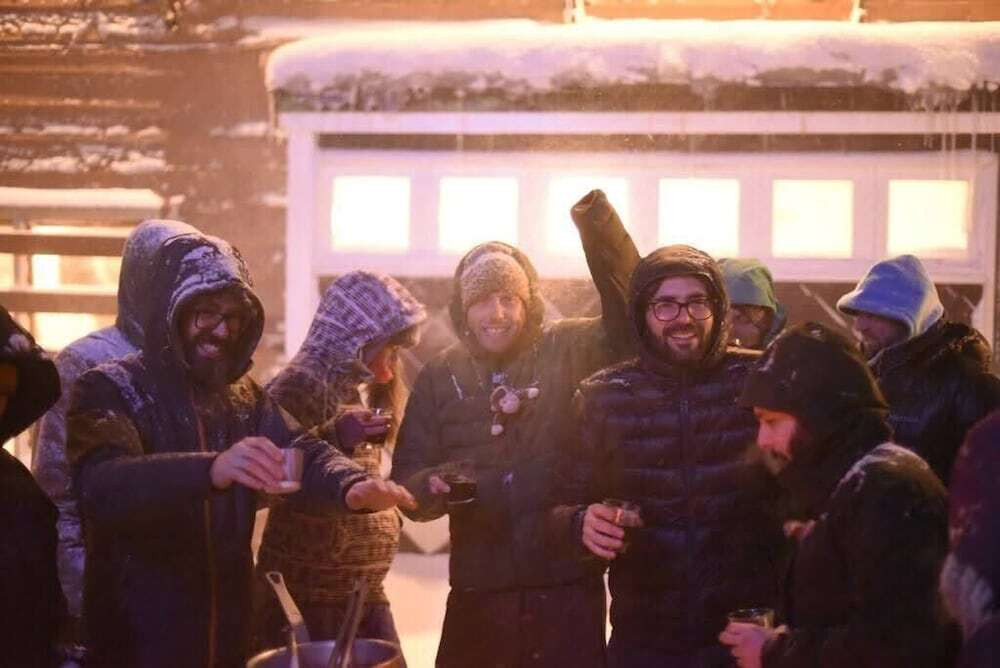 施設の正面 (日没後)