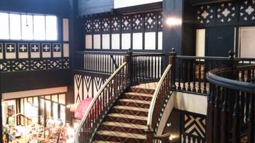 吹き抜けのロビー / 3