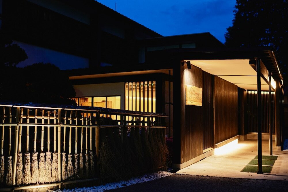 施設の正面 (日没後)