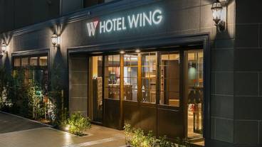 施設の正面 (日没後) / 5