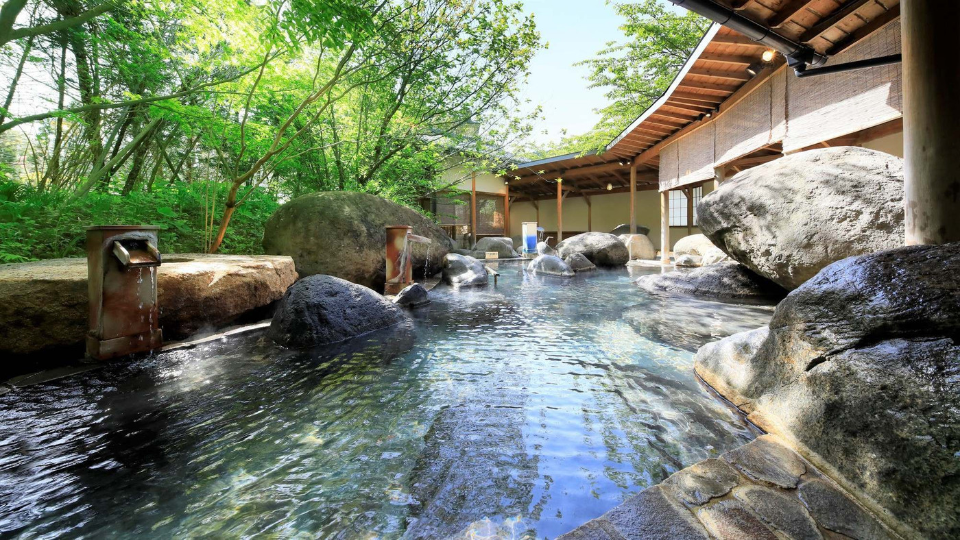 水と緑に囲まれた場所に建つ、老舗温泉旅館3489602