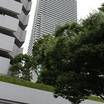 正面、奥がホテルです