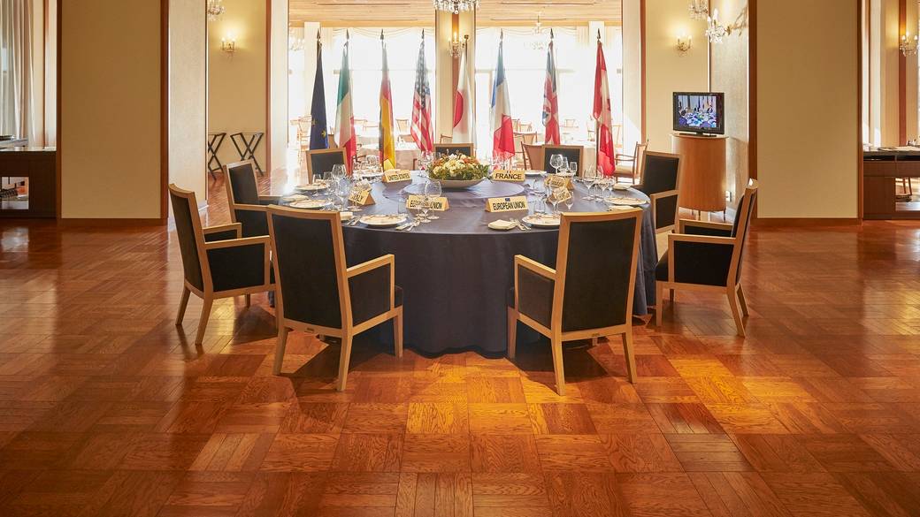 レストラン内のサミットテーブル / 3