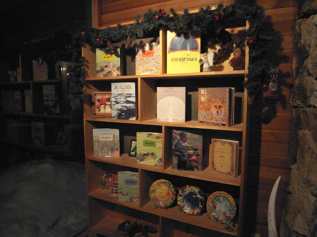 ラウンジの本棚