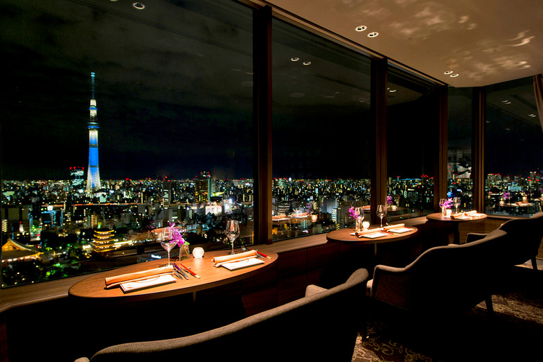 「THE DINING シノワ唐紅花＆鉄板フレンチ蒔絵」 内観 54612400 【プレミアムペアシート】最前列のソファーシートは、目の前の眺望を独占。
3席の特等席です。ご利用はワンシート￥1,500となります。

※ホテル特定日は料金が変更となります。ご了承ください。
