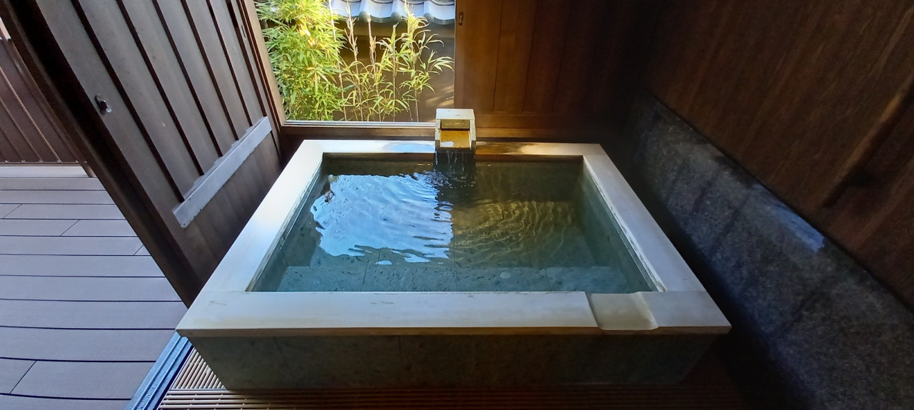 シャワールームあり　道路沿いで気になりました。