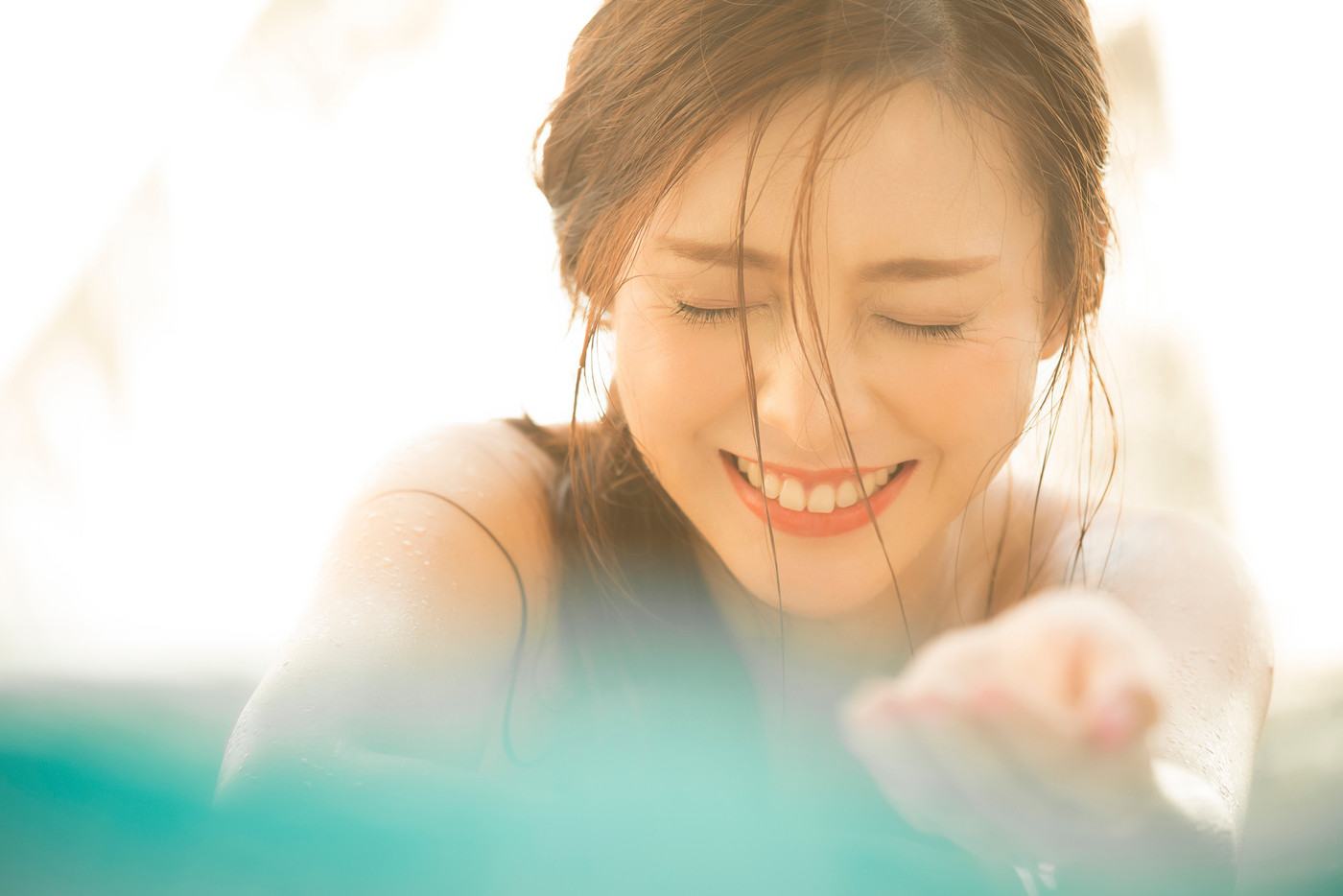 リゾート地でリラックスする女性