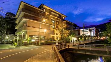 施設の正面 (日没後) / 1