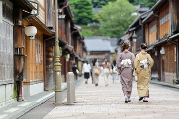 Kimono girls walking around Higashi Chaya District