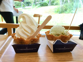 「彫刻の森美術館カフェ」 料理 114065220 左:ソフトクリーム(足利きんたろう牛乳) 400円
右:アイスクリーム(ミント) 400円
