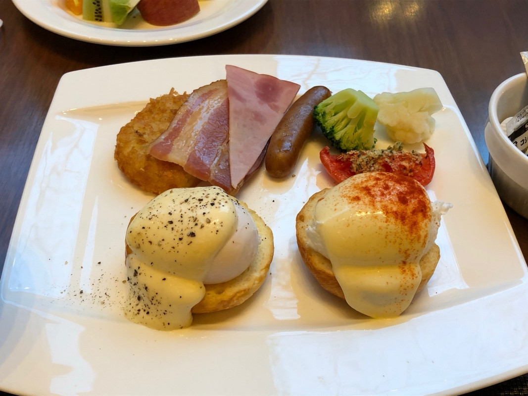 朝食はエッグベネディクト