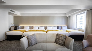 ジュニアスイートルーム ダブルベッド 2 台およびシングルベッド 2 台 喫煙 (4ベッド)