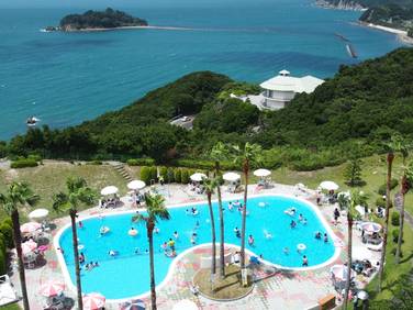 Grand Mercure Awajishima Resort & Spa (Hyogo Resort Hotel): The outdoor pool, available only during the summer, is available to guests at a discounted rate. There are two areas, one meter deep and the other 30 cm deep, so both adults and children can enjoy it. / 1