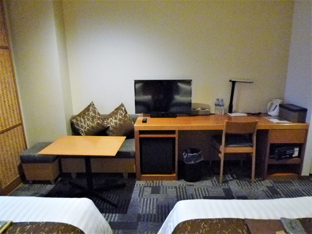 長デスクとコンパクトなソファー＆テーブル