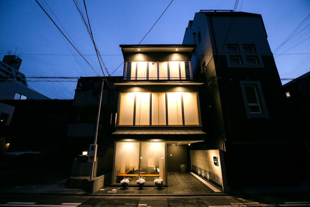 施設の正面 (日没後)