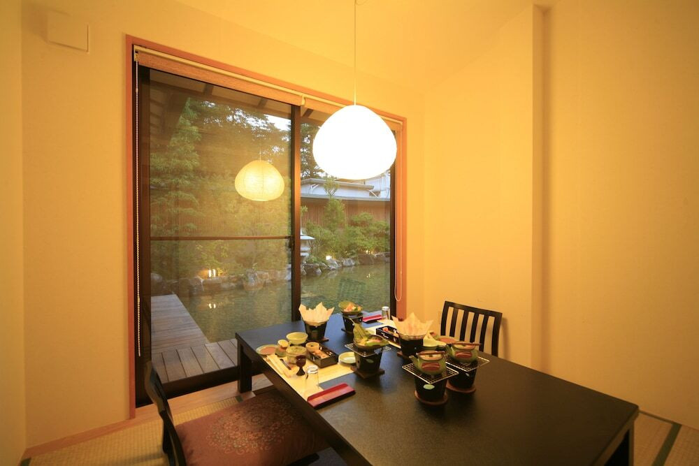 客室内のダイニングエリア