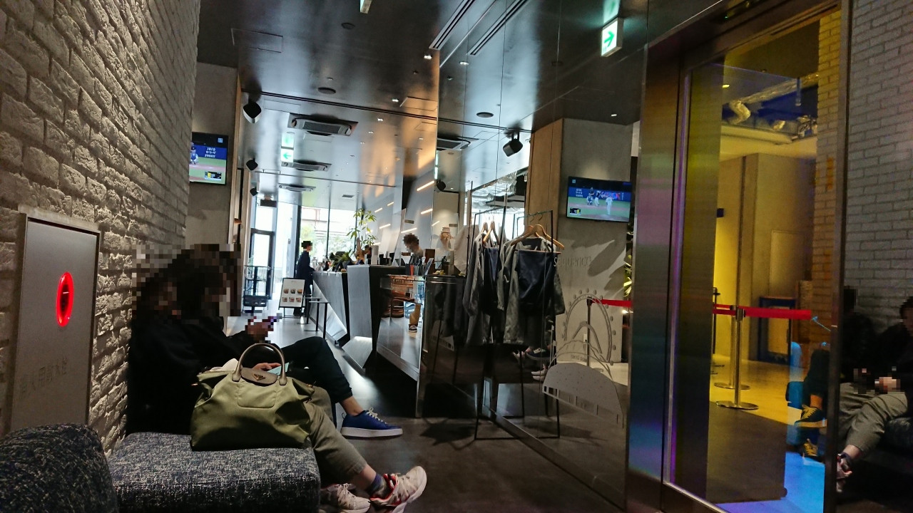 チェックイン9分前に到着したら此方でお待ち下さいとの事だった