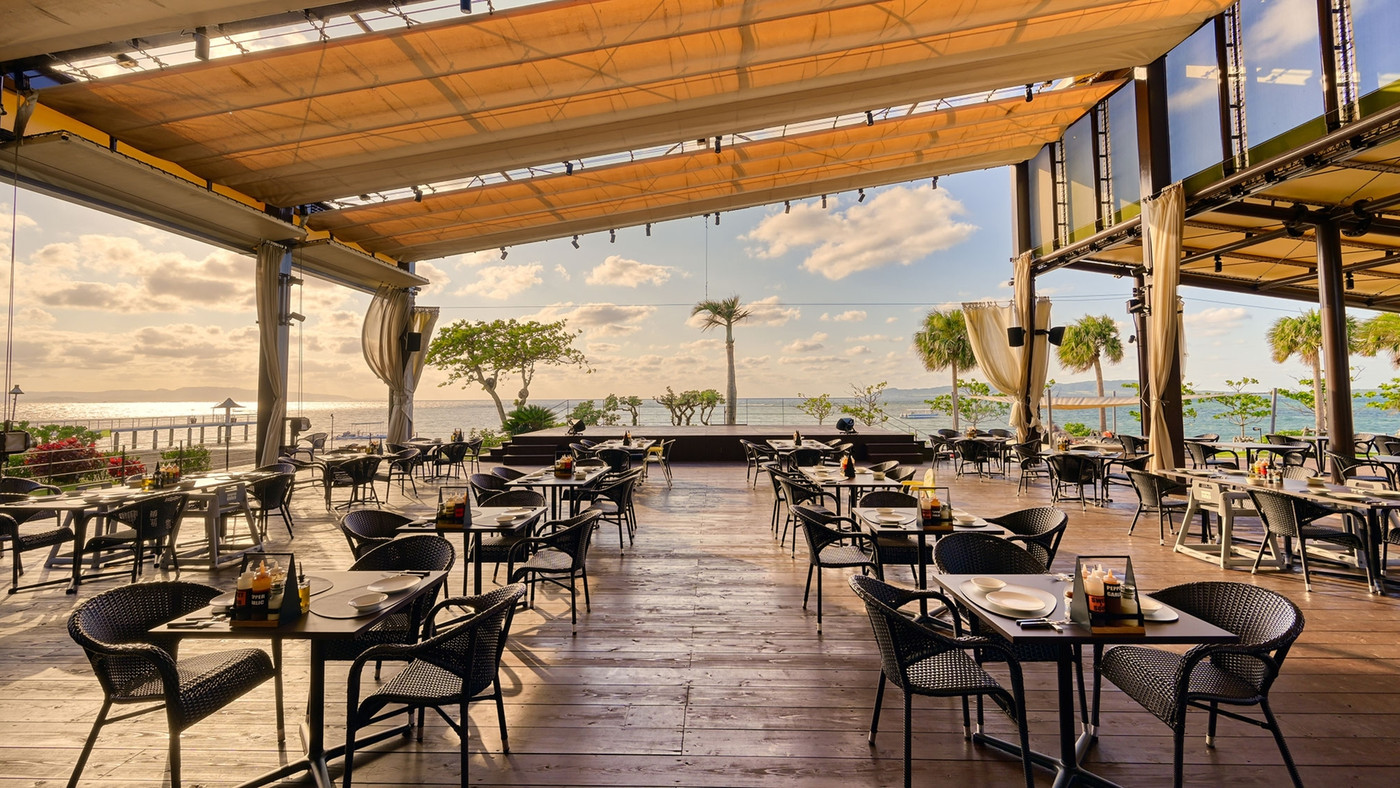 海外リゾートのようなプールがおしゃれ♡デッキチェアでセレブ気分3655940