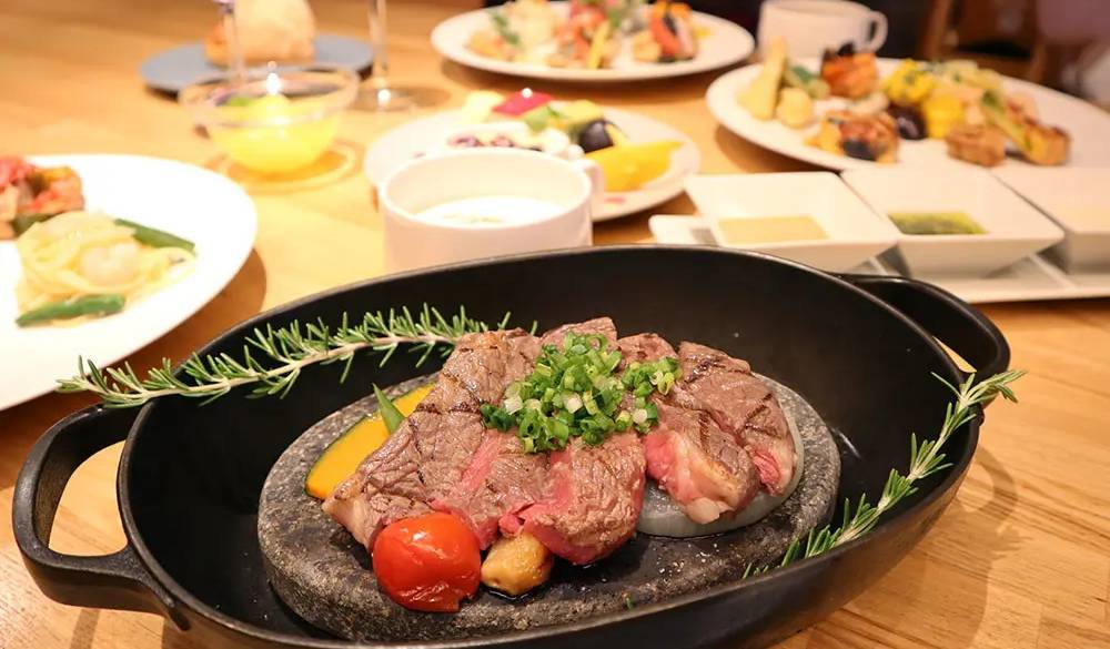 夕食はメイン料理を3品から選べます。お肉やお魚、時には期間限定のメイン料理が提供されることも。目の前で仕上げてくれるライブ感もお楽しみに。