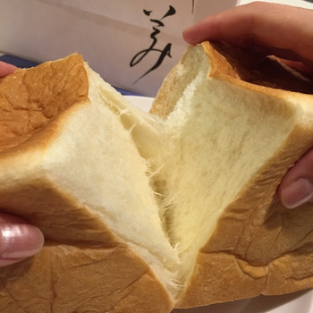 「高級「生」食パン 乃が美 栄店」料理 1190411 乃が美の食パン
真ん中で割ってみた（≧∇≦）