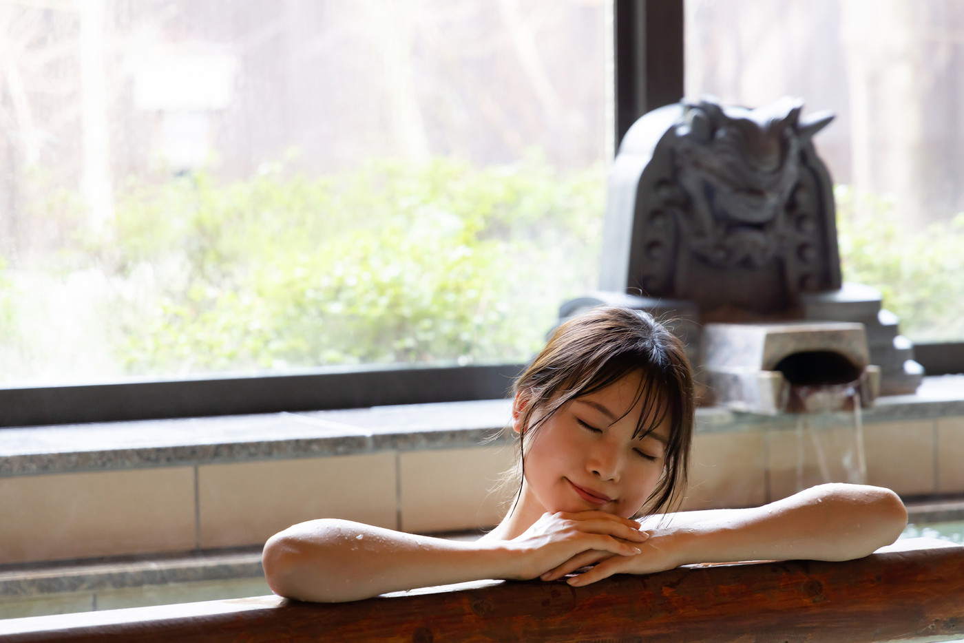 のんびり温泉に入る若い女性