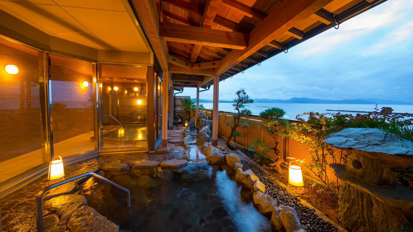 大浴場 露天風呂 夜