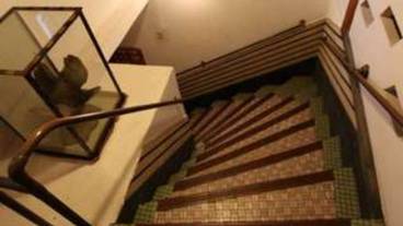 「居人荘」モザイクタイルの階段 / 5