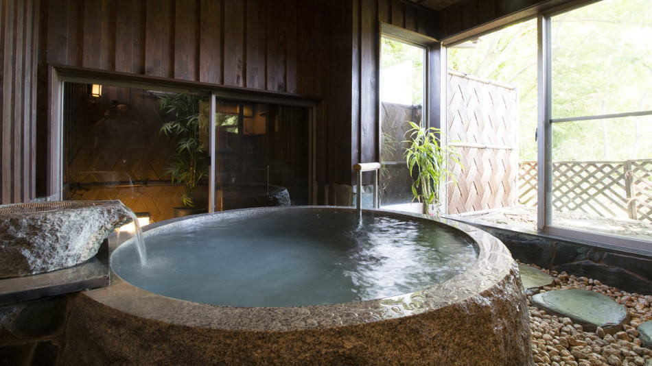 「卵水」と呼ばれるツルッとした肌触りの温泉3511875