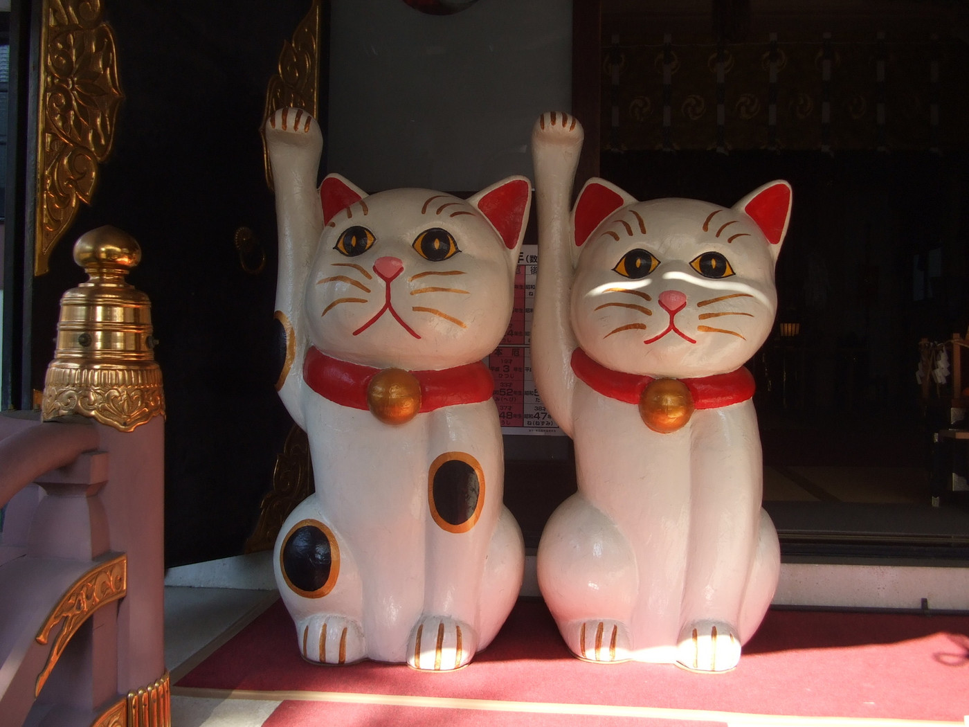 招き猫と縁結びで、女性に人気の神社　4090771