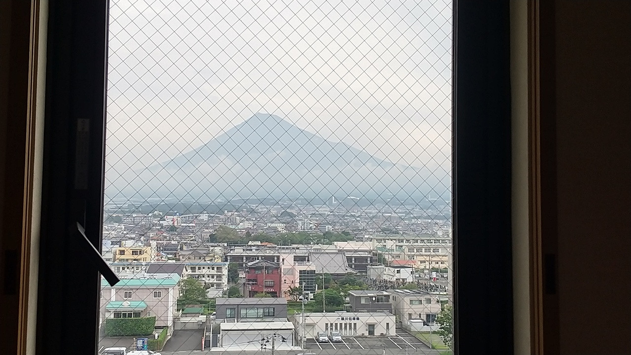翌朝、曇り空でも部屋から富士山が眺められた