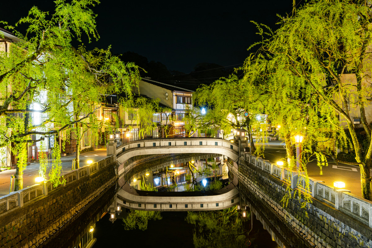 城崎温泉の街並み（夜）