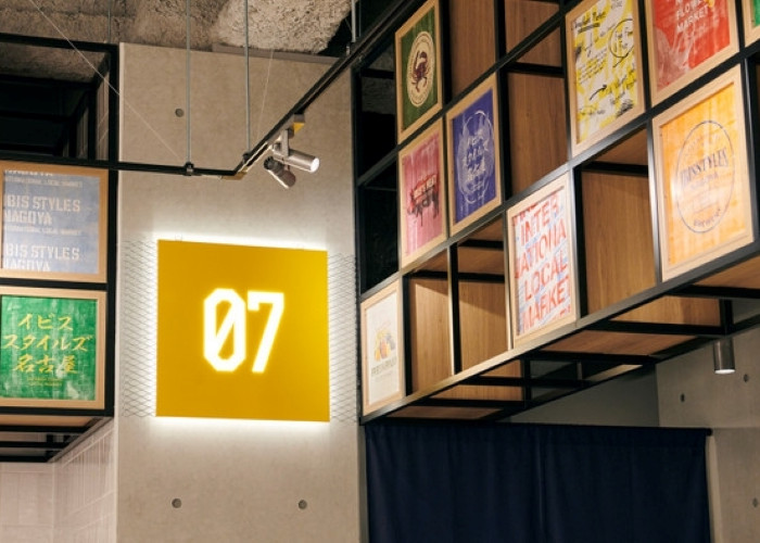 ガレージや活気のある市場を思わせる館内は、ポップで個性的なアートワークで彩られています