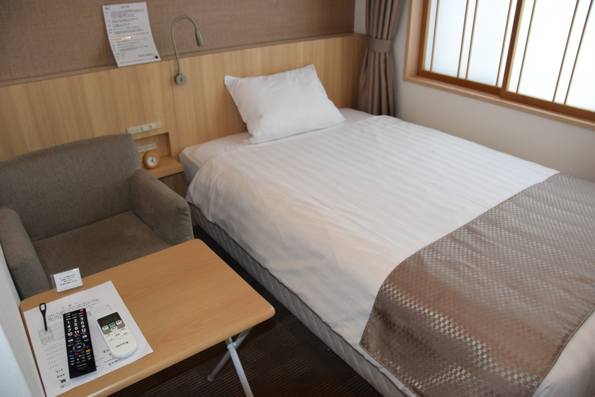 部屋のテーブルはこれだけ