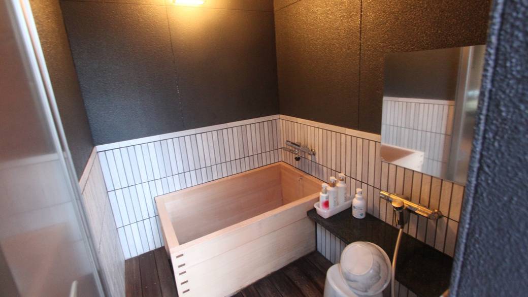 「明神」の内湯は檜風呂 / 4