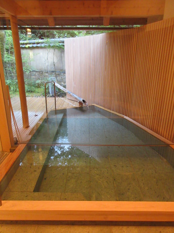 「亀の井別荘」 その他 137170341 100番館 内風呂から露天を見て