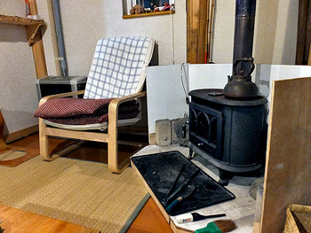 「塩狩ヒュッテ」 内観 31037650 食堂（夜；ストーブが焚かれていました）