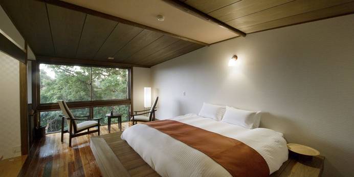 料理の宿　伊豆のうみ（静岡県 旅館）：特別室「春しおん」。露天風呂付きの広々和洋室。和室＋広縁＋洋室に露天風呂（源泉かけ流し・天然温泉）付きの客室です。ベッドはキングサイズ。 / 1