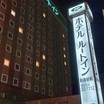 駅前の横断歩道を渡ってすぐです