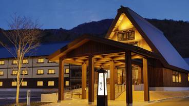 施設の正面 (日没後) / 3