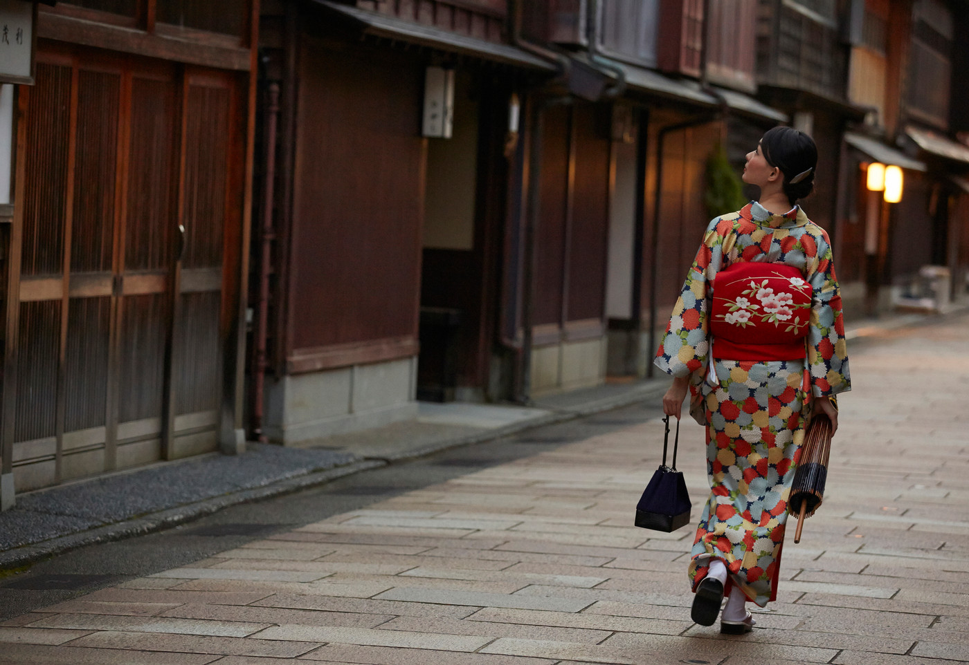 茶屋街を観光する日本人女性
