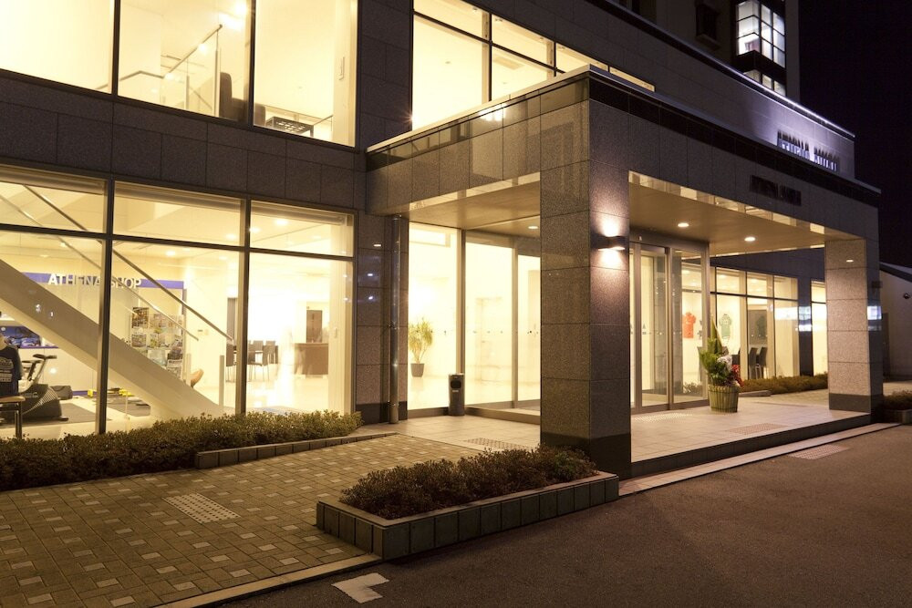 施設の正面 (日没後)