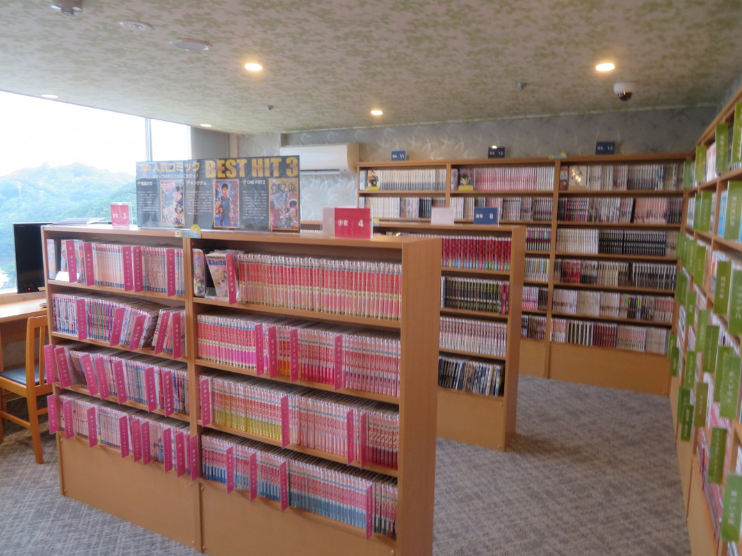 図書室／目の前に広がる景色を楽しみながらパソコンで仕事