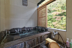 早川渓谷を望む客室の展望露天風呂