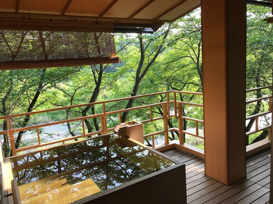 「犀川」のせせらぎが聴こえる露天風呂付き客室で、24時間温泉三昧4044073