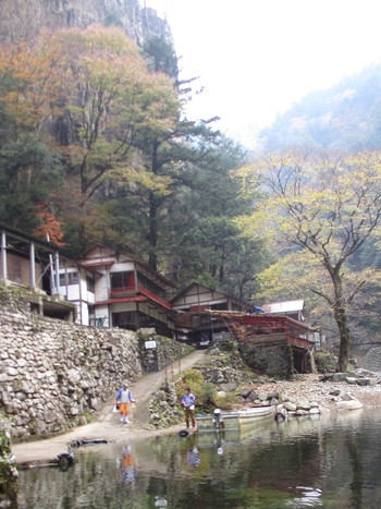 「黒淵荘」外観 727768 全景（晩秋）