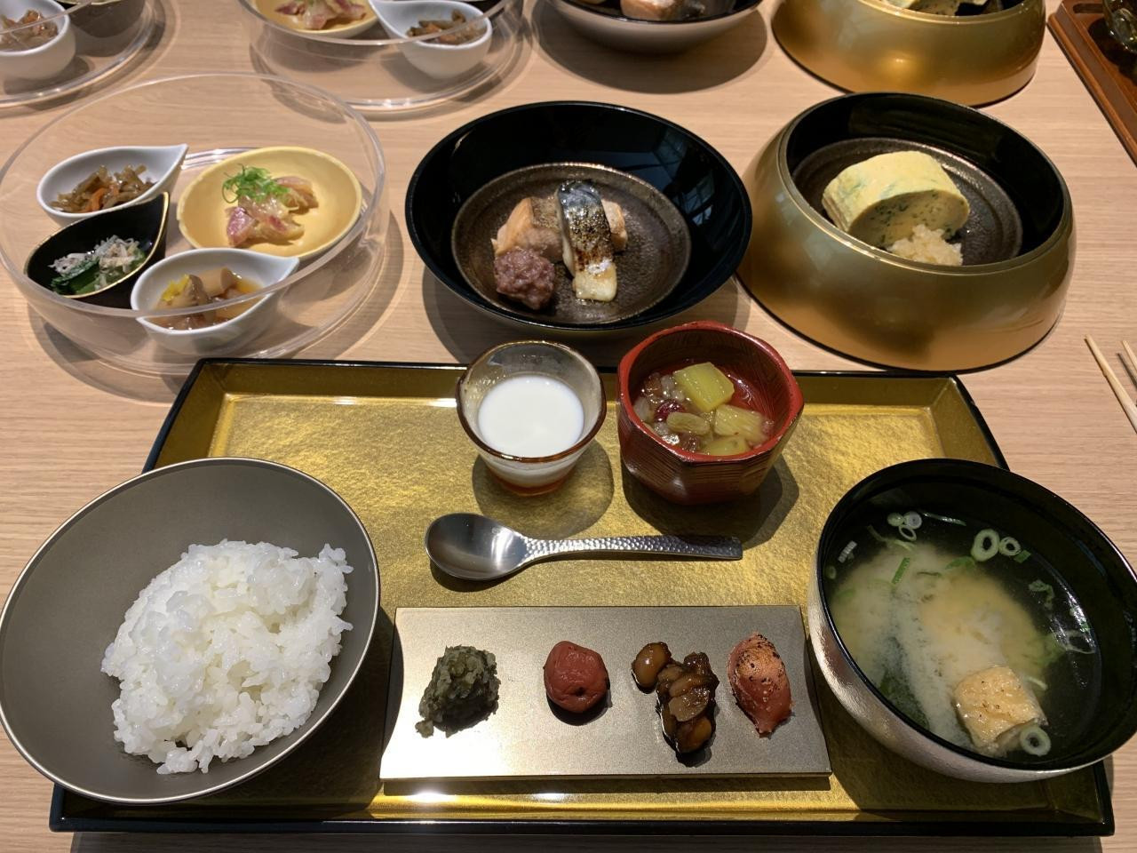 幸せな一日が始まる贅沢な朝食3082339