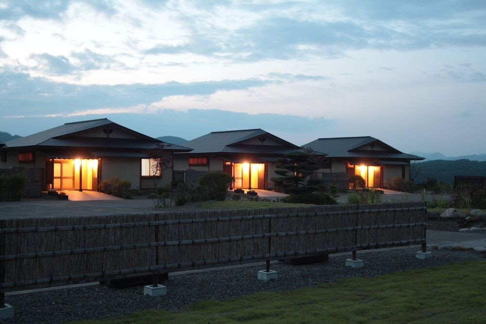 施設の正面 (日没後)