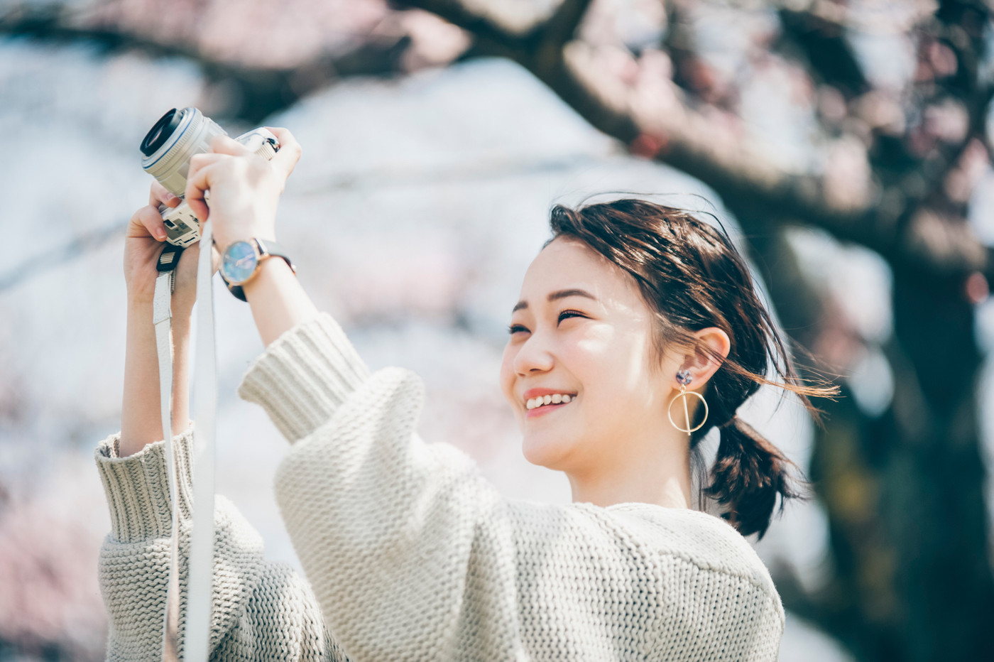 桜 春 女性 写真を撮る